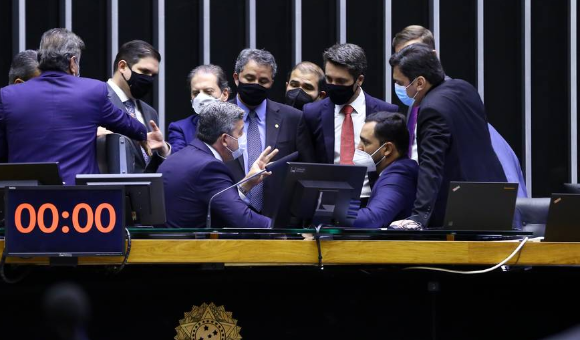 Câmara aprova projeto que permite a privatização dos Correios; texto segue para o Senado.