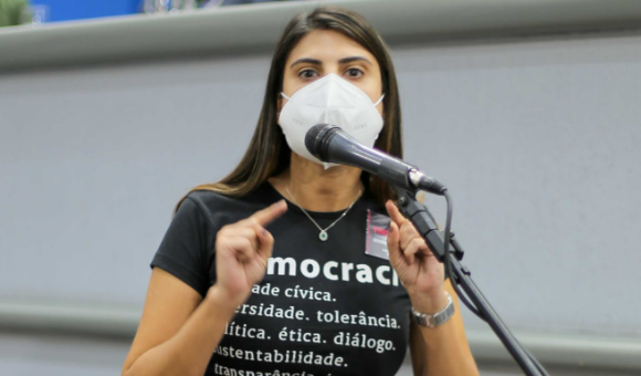Camila Jara faz alerta sobre ataques à democracia brasileira