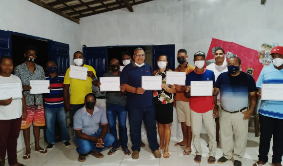 Prefeito Antônio de Anísio e Neide entregam certificados do curso de manutenção de motor