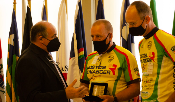 ZÉ NUNES ENTREGA MEDALHA À UNIÃO LOURENCIANA DE CICLISTAS (ULC)