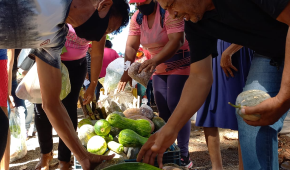 Em Formosa, MST distribui alimentos na Praça e denuncia ameaças de despejo