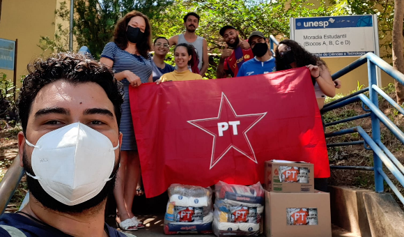 PT de Prudente entrega mantimentos para ocupação dos estudantes da moradia da Unesp