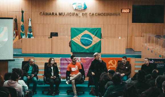 Plenária da Frente da Esperança, em apoio a Lula, lota plenário da Câmara Municipal de Cachoeirinha