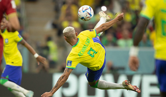 Richarlison balançou as redes dentro e fora de campo