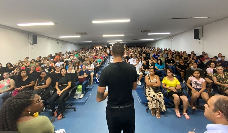 COMUNIDADE ESCOLAR LOTA AUDIÊNCIA E DENUNCIA CRISE NA EDUCAÇÃO MUNICIPAL