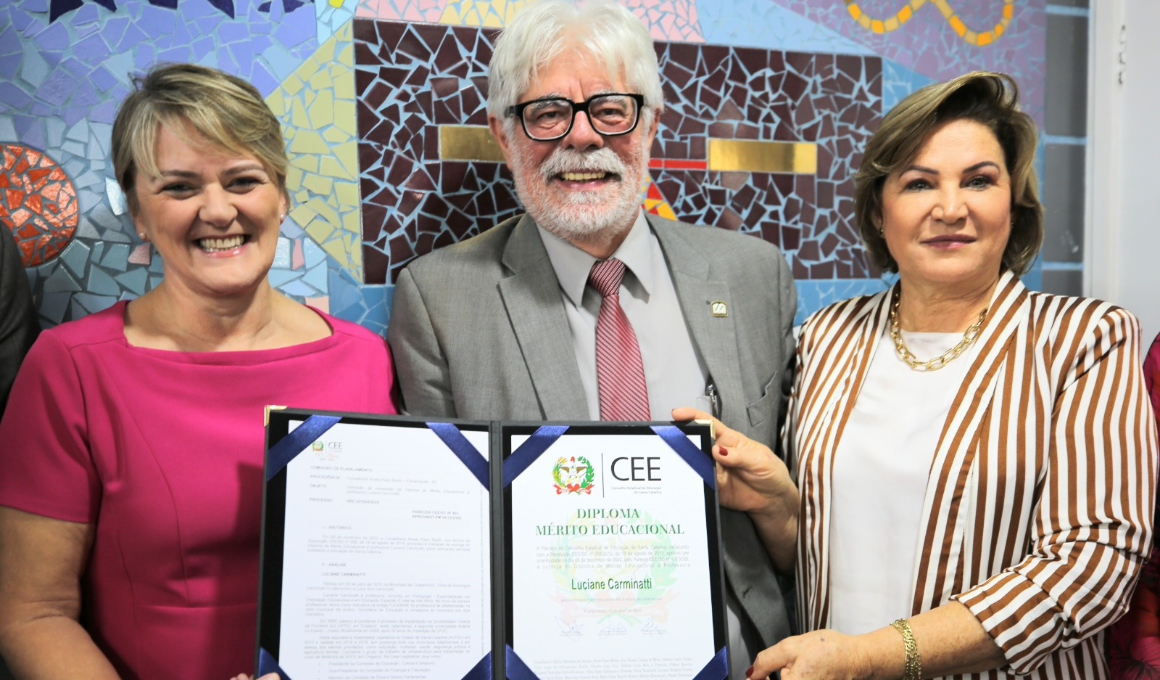 Luciane Carminatti recebe diploma de Mérito Educacional de Santa Catarina
