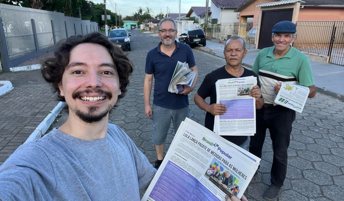 Entrega de Jornais Sobre o Governo Lula no Bairro Santa Luzia