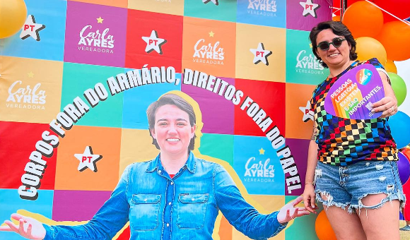 Vereadora Carla Ayres realiza ação durante a Parada LGBTI+ de Florianópolis