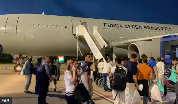 Deputado Leonardo Monteiro propõe programa de reintegração de deportados dos EUA