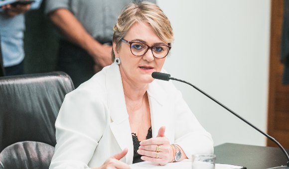 Luciane apresenta projeto que abona faltas para cuidados familiares em contratos com poder público