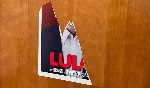 Vândala que arrancou foto de Lula pede perdão ao gabinete de Padre Pedro