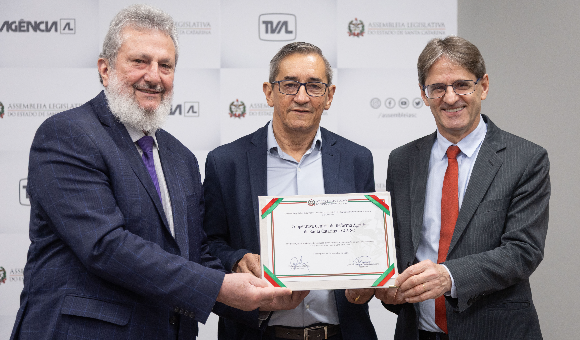Padre Pedro homenageia 34 anos da Cooperativa Central da Reforma Agrária de SC
