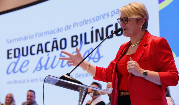 Luciane promove seminário sobre os desafios da educação bilíngue em SC
