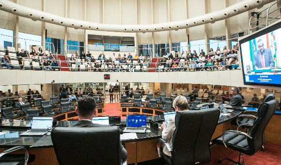 Extrema-direita intensifica na Alesc ofensiva contra cotas raciais e direitos LGBTQIA+