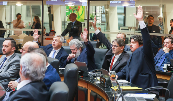 Agenda moral e conservadora avança e Alesc aprova projetos que atacam direitos e a educação