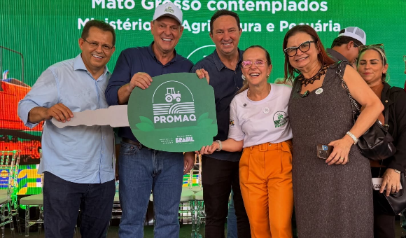 Governo Federal realiza a maior entrega da história de maquinas agricolas para todos os 142 municipios do Mato Grosso. Lucas do Rio Verde recebeu 1 caminhão pipa, 2 caminhões basculantes e 1 PC escavadeira hidraulica