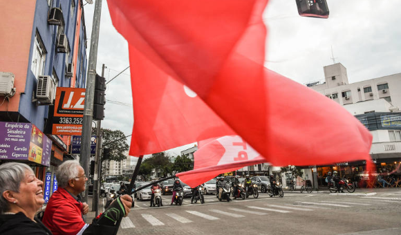 PT de Balneário Camboriú leva às ruas dados sobre investimentos do governo Lula no município