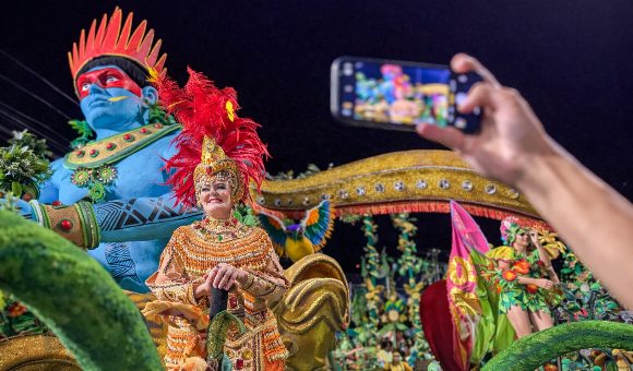Entusiasta da folia, Luciane celebra Carnaval 2026 com participação ativa em blocos e escolas de samba