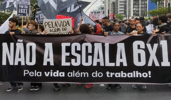 PT de Balneário Camboriú realiza panfletagem no 1º de Maio pelo fim da escala 6x1