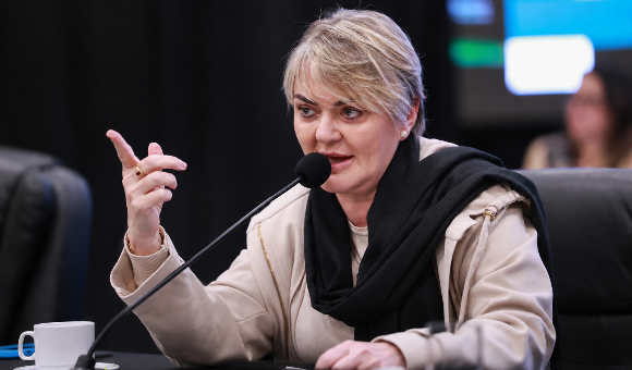 Luciane critica aprovação automática do programa “Tempo Certo” e cobra foco na aprendizagem