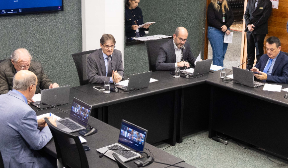 Saretta destaca projeto que garante vagas de estacionamento para pessoas com fibromialgia