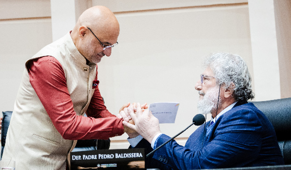 Padre Pedro homenageia personalidades e celebra o Dia Internacional do Yoga